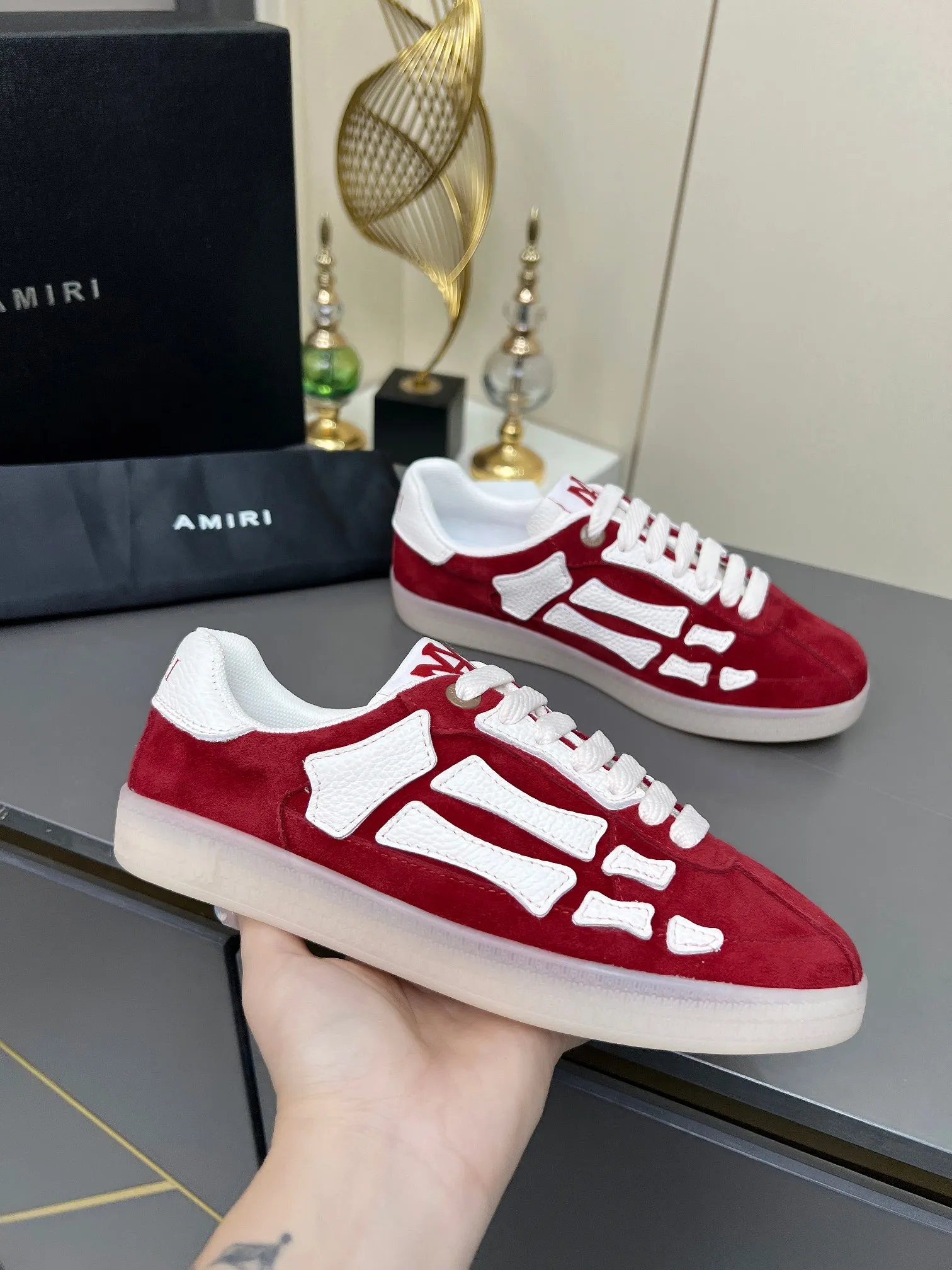 Men's Men's Shoes 💰580 Bone Shoes · AMIRI Skel-Top AMIRI 🔥 launches a new "ThePacific" series of low-top casual sports moral training shoes in the early spring of 2025. This iconic shoe covers men's and women's shoes, drawing inspiration from the brand's classic sports style and elegantly integrating West Coast style. "The Pacific" contrasting five-pointed star series is rooted in Amiri's unique California genes, showing the freedom and leisure atmosphere of the West Coast. This series launches two styles that incorporate the brand's iconic elements: the leather version is made of pure white leather with a same-color sole, and is embellished with star patterns on the side of the shoe, just like the bright starry sky of California. The black and ocean blue colors are shared by men and women, and there is also a red star model exclusive for men and a light pink star model exclusive for women. The suede model is decorated with the brand's classic bone pattern on the side of the shoe. The rubber sole and suede fabric complement each other. The color scheme covers black, chocolate and sand, and is suitable for both men and women. Made of imported cowhide and decorated with bone pieces on the sides of the upper, it is novel and unique and has a good three-dimensional effect! High-density breathable mesh lining + original molded TPU outsole 🙏 Recommended by celebrities, bloggers and internet celebrities, 🚵🏻 an indispensable item for shopping, partying and traveling. One of the most unmissable sneakers in 2025 ✦Color: 10 colors available ✦Size: Women’s size 35--40 ✦Size: Men’s size 39--45